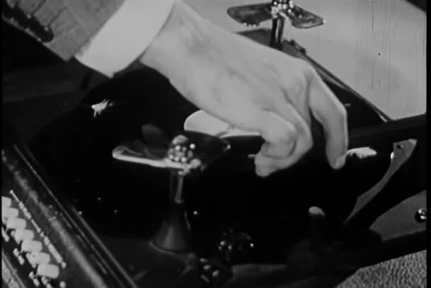 Zbliżenie Człowiek Nabiera Rocznika Gramofonu Igły Rekordu — Wideo stockowe
