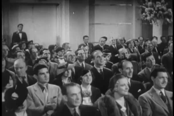 1930 Larda Seyircinin Alkış Geniş Shot — Stok video