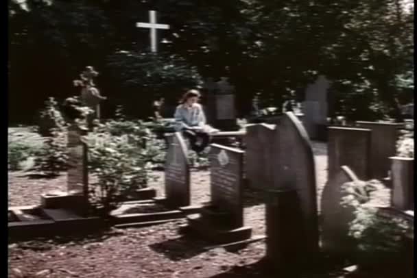 Žena Sedí Sám Hřbitově Čtení Knihy — Stock video