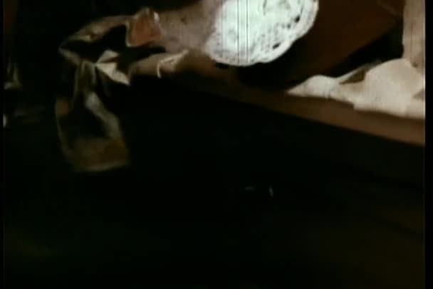 特写手套的手从抽屉中移除的枪 — 图库视频影像