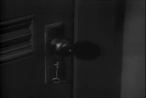 1930 年代にも キーとシャット ダウンのドアのクローズ アップ — ストック動画
