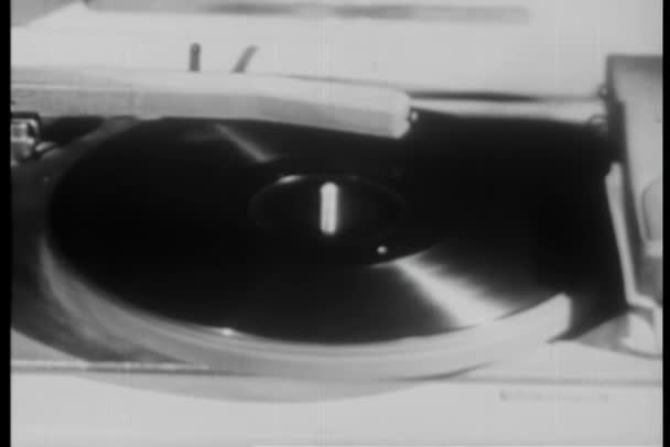 ターン テーブル上のレコードに踊るカップル — ストック動画