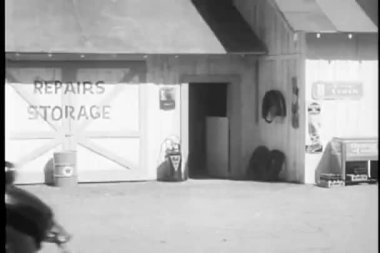 Araba benzin istasyonuna 1930'larda çekerek