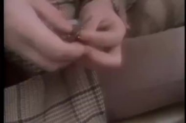 Eller arabanın anahtarları için arama Close-Up