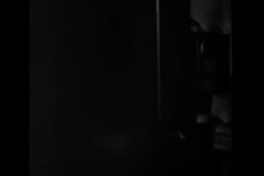 Adamın boş bir ofise girerken çekilmiş görüntüsü.