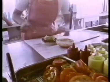 Personel restoranda burger hazırlıyor.