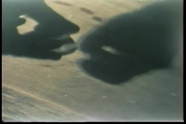 Close-Up tablo ve iki alarak dökerek haplarla eller