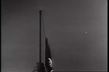 korsan bayrak direği üzerinde sallayarak