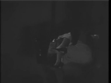 Bir kadın cesedi fırın, 1930'larda atma adam arkadan görünüş