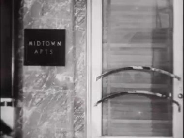 1930 'larda apartmana giren iki adamın arka görüntüsü.