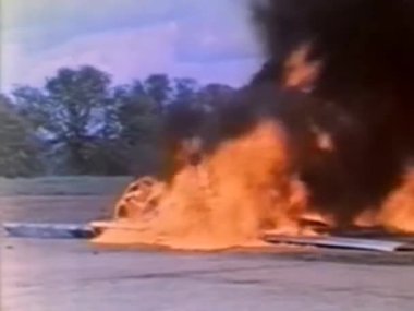 Küçük uçak kazasından yükselen ateş ve siyah duman