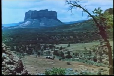 posta arabası geçerken prairie izlerken uyanık, geniş shot