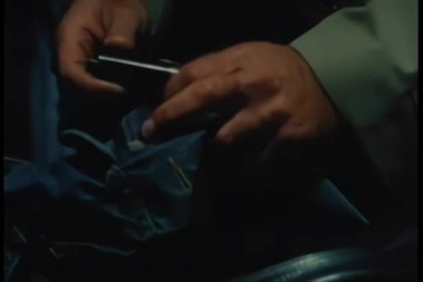 yakın çekim yakışıklı susturucu silah üzerine koyarak