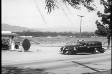 1930'larda servis istasyonu çekerek otomobil geniş shot