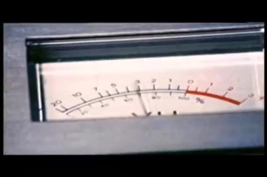 Arkaplanda VU metre nesnesinin yakın plan görüntüsü