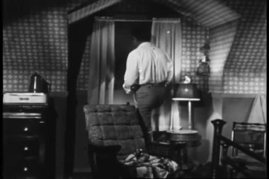 Apartman penceresinden bakan adamın dikiz görüntüsü