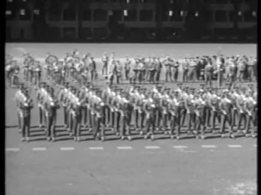1940 'larda askeri tatbikat sırasında tüfekli askerler kol kola yürüyordu.