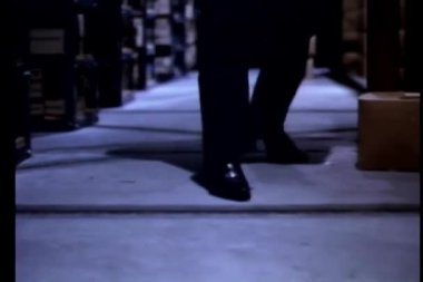 bir şüpheliyi takip depoda adam düşük açılı görünüş