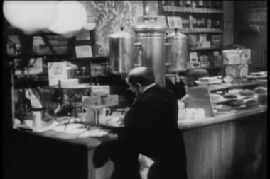 Kalabalık restoranları gezen insanlara yakın olmak.