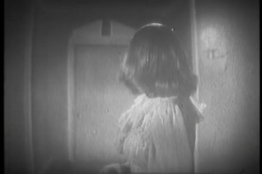 conejo blanco corriendo en el bosque