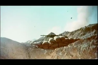 asker bomba kaçmak kum torbalarının arkasında