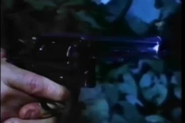 Arka planda ateş eden el kurgusu, kapatın.