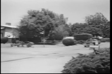 Acele banliyö sokakta polis arabası