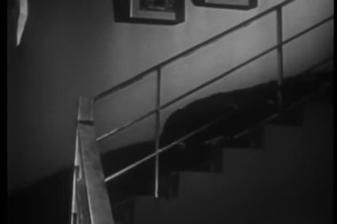 barware tutarak merdivenden düşen adam