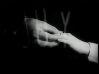 Adam ay Temmuz ayından Ekim, 1930'larda geçerken kadının parmağında yüzük yerleştirerek montaj