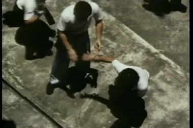 Luchtfoto van groep mannen beoefenen van karate