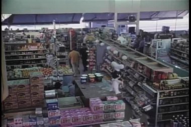 Güvenlik görevlisi mağazayla yürürken yüksek açı bakış