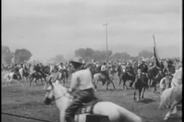 Kovboylar üzerinde at sırtında çevresinde rodeo önce sıçrayan.