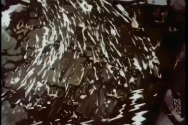 alevler su ateşi koyarak gelen engellemek için şemsiye kullanma