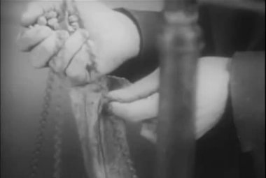 Altın nuggets 1930'larda bir kese dökülen adam Close-up