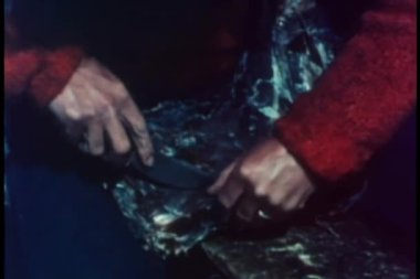 Orta elinde bıçakla karkas temizlik vurdu.