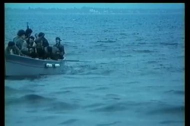 kayığın oturan insanların geniş shot