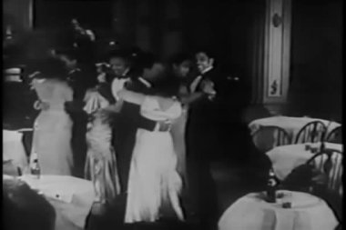 1930'larda gece kulübünde dans çiftler