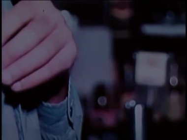 1970'lerde bar, para koyarak adam Close-Up