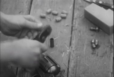 1930'larda mermi kovanları içinde boşluklar koyarak adam Close-up-