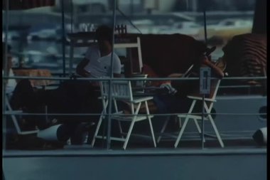 tekne üzerinde rahatlatıcı kişi