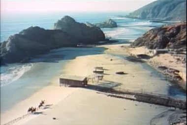 1960'lar boyunca California beach, ata binerek yüksek açı görünümü erkekler