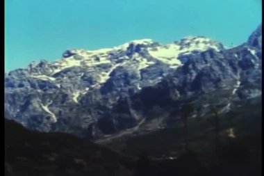 Arkaplanda karla kaplı bir dağ manzarası