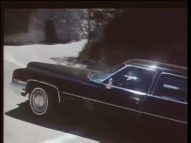1970 'lerde korumalı malikane kapılarına giren araba.