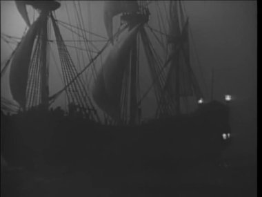 Sisli bir gecede yelken açan geminin 17. yüzyıl canlandırması.
