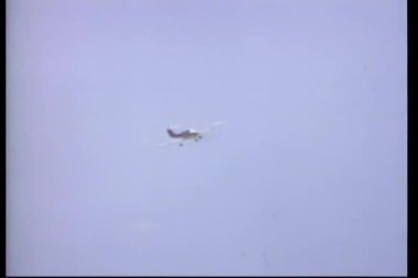 mavi gökyüzünde uçan pervaneli uçak