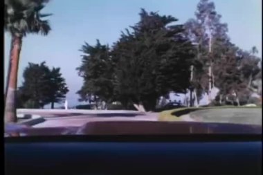 Araba yolda araba polis tarafından engellenen açısından