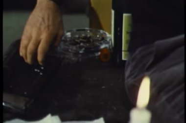 Yavaşça silahını alarak bir el