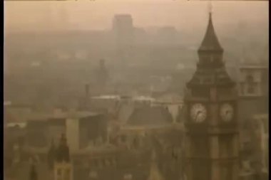 Big ben ve heykeli winston churchill Londra