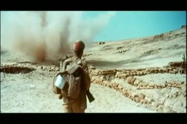 onun hayatını kurtarmak için asker yoldaş hendek iterek