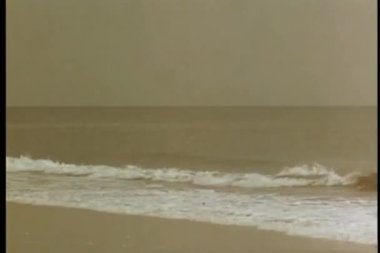 geniş çekim küçük dalgalar çökmesini sahilde